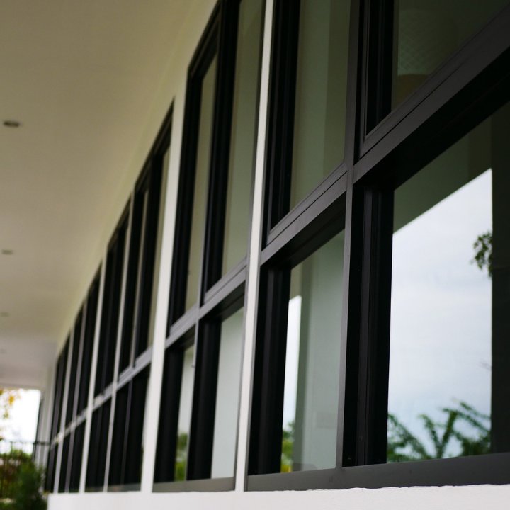 Esquadrias de alumínio em obra na Serra Gaúcha — janelas, portas e vidros sob medida